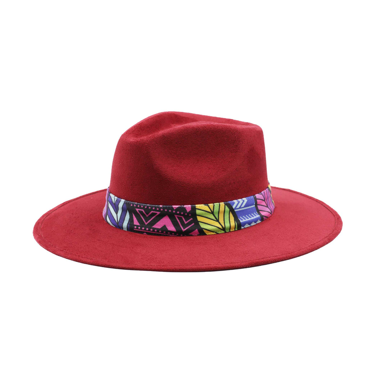Czerwony kapelusz Fedora z kolorową opaską i piórami