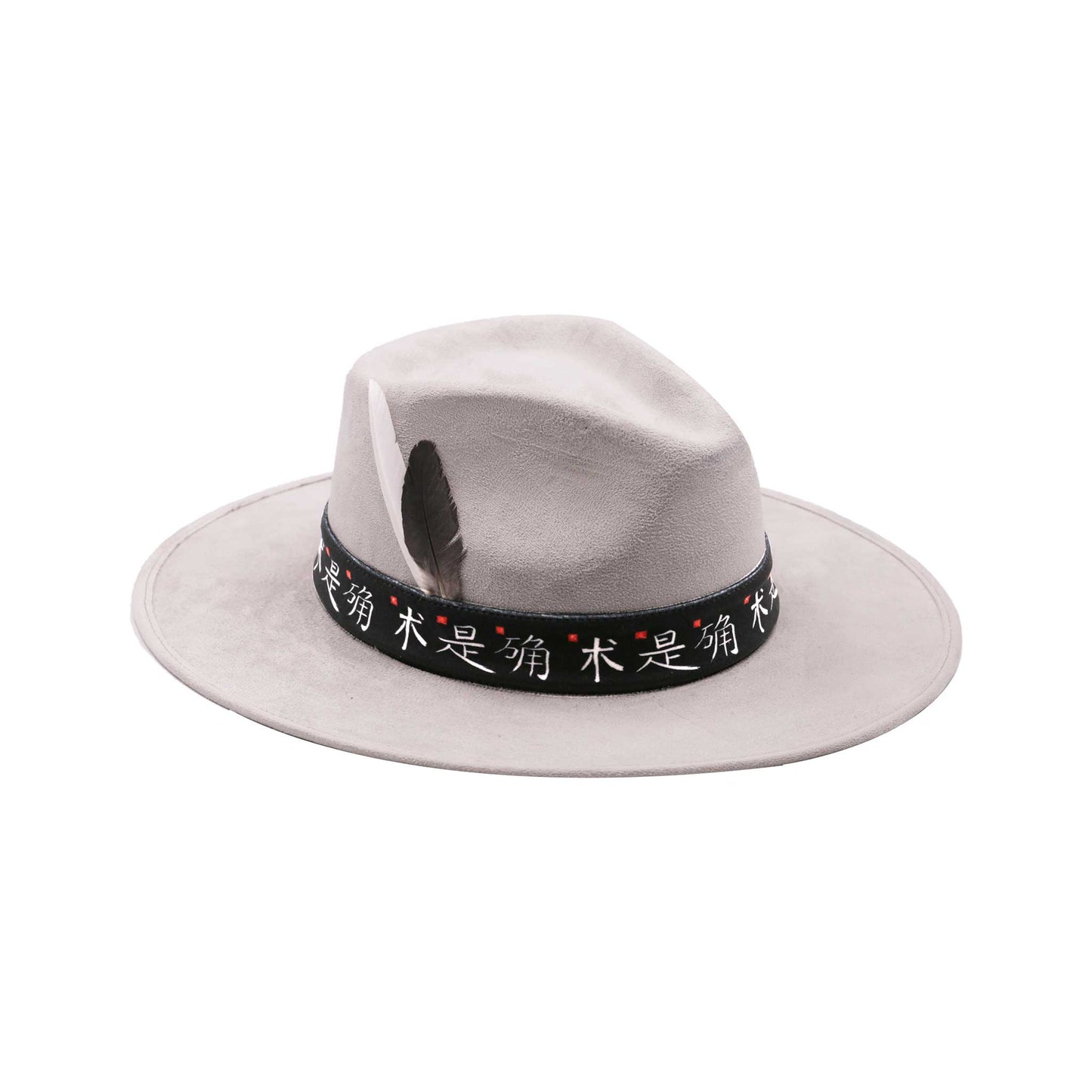 Biały kapelusz Fedora z czarną opaską i piórami