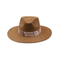 Brązowy kapelusz Fedora z kolorową opaską i piórami - wzór 2