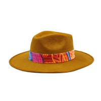 Żółty kapelusz Fedora z kolorową opaską i piórami