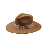 Brązowy kapelusz Fedora z kolorową opaską i piórami - wzór 2