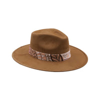 Brązowy kapelusz Fedora z kolorową opaską i piórami - wzór 2