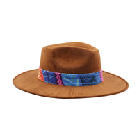 Brązowy kapelusz Fedora z kolorową opaską i piórami - wzór 1