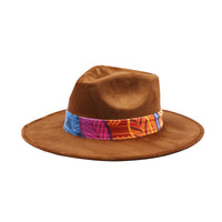 Brązowy kapelusz Fedora z kolorową opaską i piórami - wzór 1