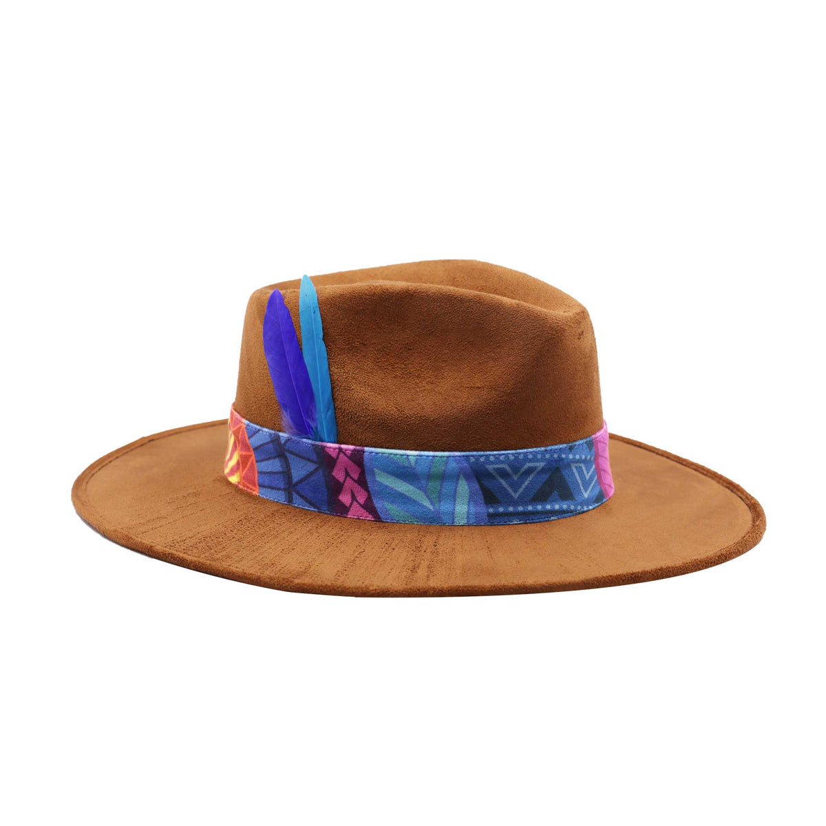 Brązowy kapelusz Fedora z kolorową opaską i piórami - wzór 1
