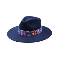 Ciemnoniebieski kapelusz Fedora z kolorową opaską i piórami