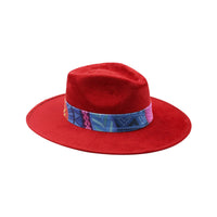 Ciemnoczerwony kapelusz Fedora z kolorową opaską i piórami