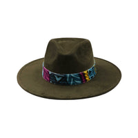 Zielony kapelusz Fedora z kolorową opaską i piórami