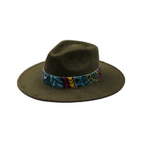 Zielony kapelusz Fedora z kolorową opaską i piórami