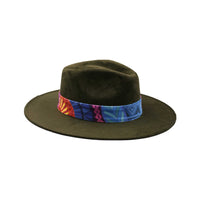 Ciemnozielony kapelusz Fedora z kolorową opaską i piórami - wzór 1