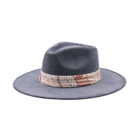 Szary kapelusz Fedora z kolorową opaską i piórami - wzór 2