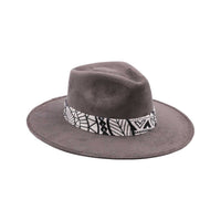 Szary kapelusz Fedora z czarno białą opaską i piórami