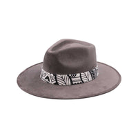 Szary kapelusz Fedora z czarno białą opaską i piórami