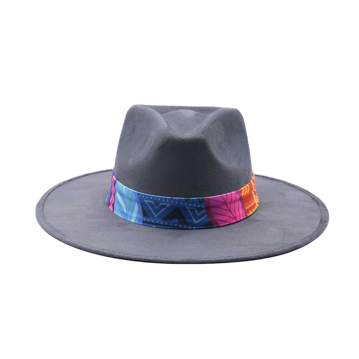 Szary kapelusz Fedora z kolorową opaską i piórami - wzór 3