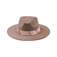 Jasnobrązowy kapelusz Fedora z kolorową opaską i piórami