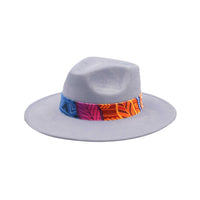Jasnoniebieski kapelusz Fedora z kolorową opaską i piórami