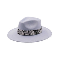 Kremowobiały kapelusz Fedora w czarno-białe paski