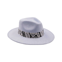 Kremowobiały kapelusz Fedora w czarno-białe paski