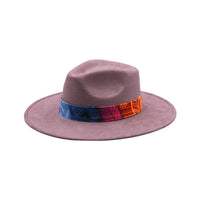 Jasnoróżowy kapelusz Fedora z kolorową opaską i piórami - wzór 2
