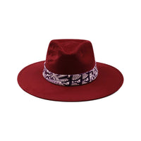 Bordowy kapelusz Fedora z kolorową opaską i piórami