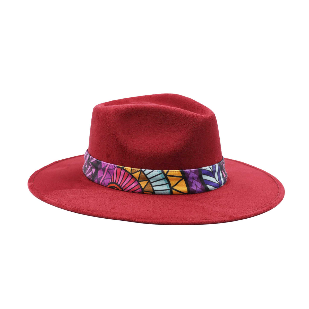 Czerwony kapelusz Fedora z kolorową opaską i piórami
