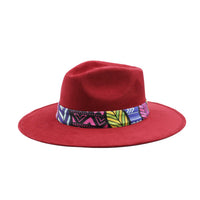 Czerwony kapelusz Fedora z kolorową opaską i piórami