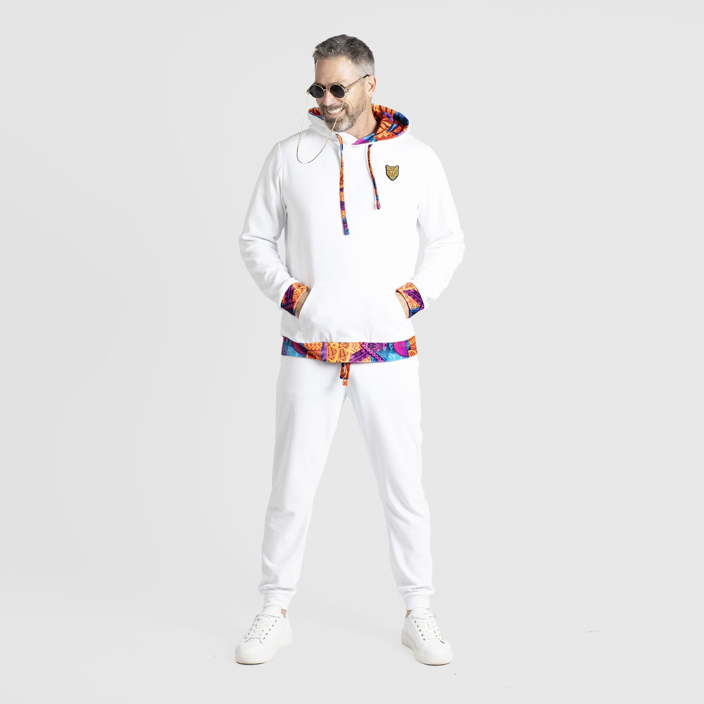 Biała welurowa bluza z kapturem Unikalny design Męski strój Wysoka jakość | autorstwa AWAKEN ART