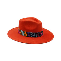 Ciemnopomarańczowy kapelusz Fedora z kolorową opaską i piórami