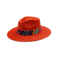 Ciemnopomarańczowy kapelusz Fedora z kolorową opaską i piórami