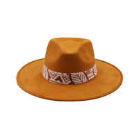 Pomarańczowy kapelusz Fedora z kolorową opaską i piórami