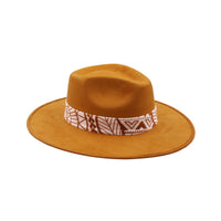 Pomarańczowy kapelusz Fedora z kolorową opaską i piórami