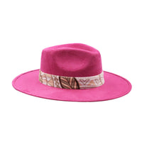 Różowy kapelusz Fedora z jasną opaską i piórami