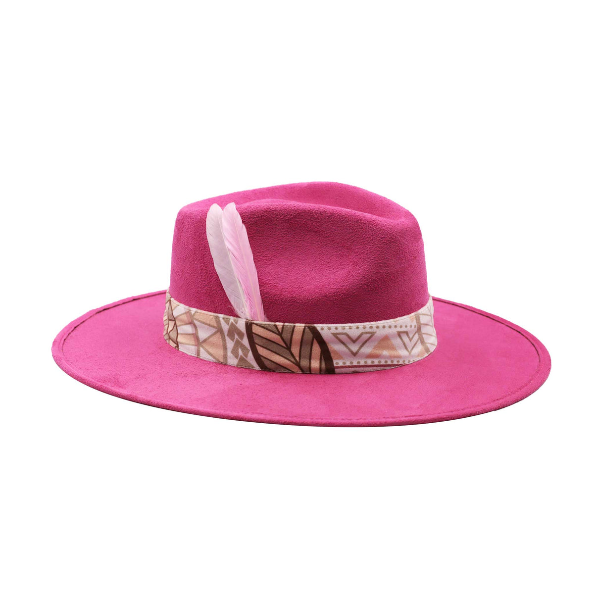 Różowy kapelusz Fedora z jasną opaską i piórami