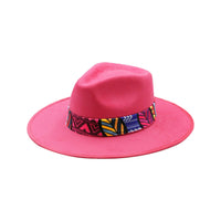 Różowy kapelusz Fedora z kolorową opaską i piórami - wzór 1
