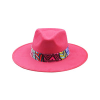 Różowy kapelusz Fedora z kolorową opaską i piórami - wzór 1
