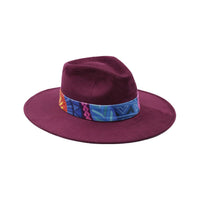 Fioletowy kapelusz Fedora z kolorową opaską i piórami