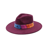 Fioletowy kapelusz Fedora z kolorową opaską i piórami